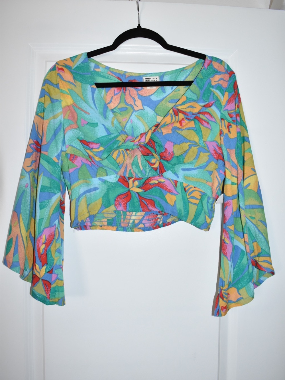 🌺 NWT Billabong Summer Heat Tropical Twist-Front Bell Sleeve Crop Top Size Med - Picture 2 of 8